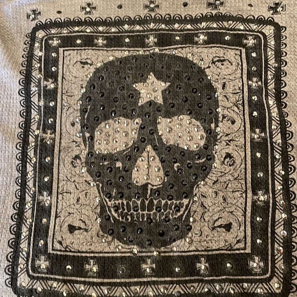 Cute Vocal top skull with studs one size. - Picture 3 of 5